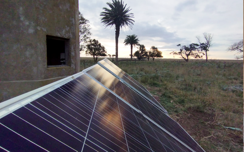 Instalación fotovoltaica al atardecer